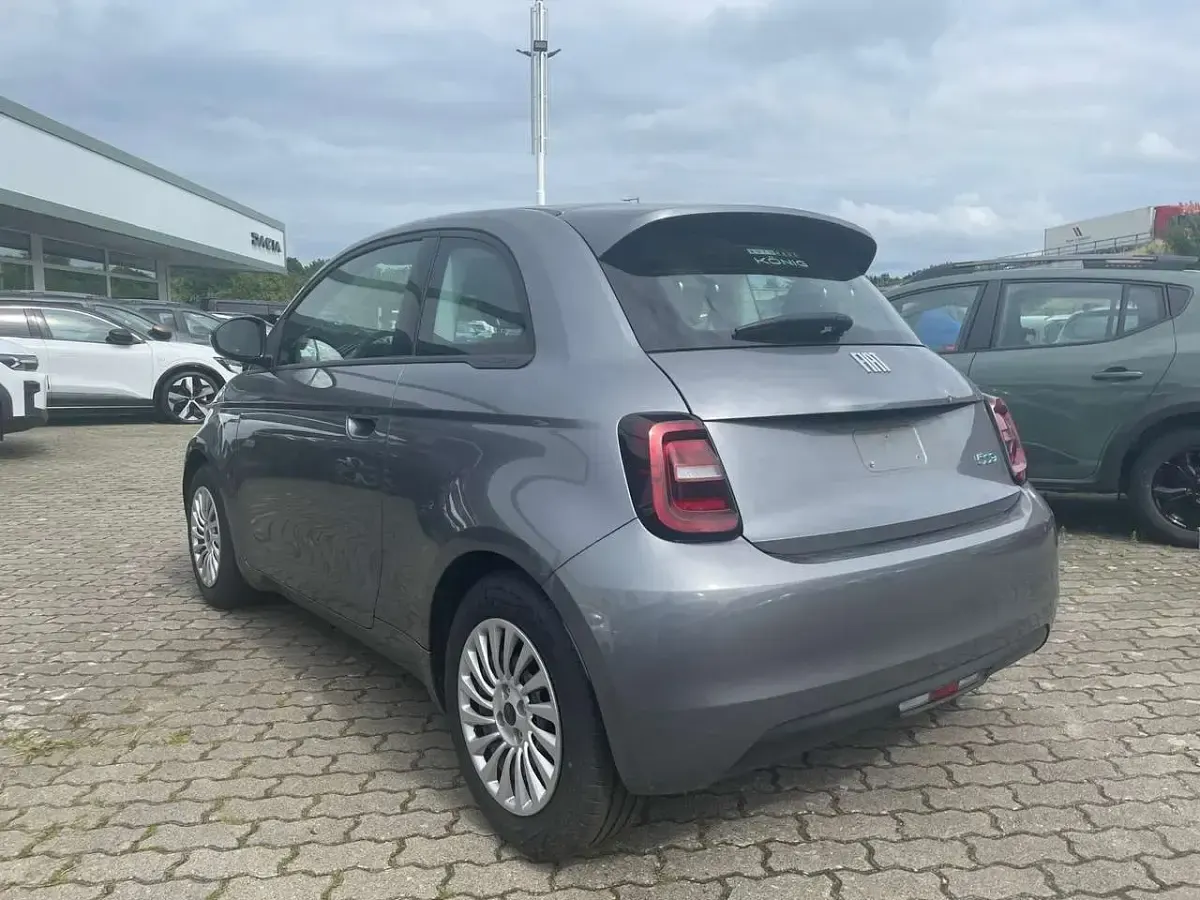 Gebraucht Fiat 500e La Prima 86 kW (118 PS) 2023 Mineral grau metallic Kleinwagen