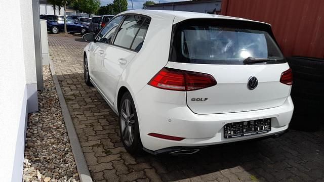 Pure white pure white Gebraucht 2018 VW Golf VII Comfortline Limousine | 16.795 € (Fairer Preis) - Bild 1/4