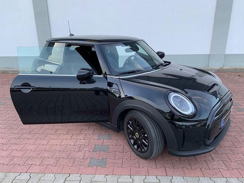 Schwarz Gebraucht 2022 Mini Cooper SE Kleinwagen | 20.900 € (Etwas zu teuer) - Bild 1/4