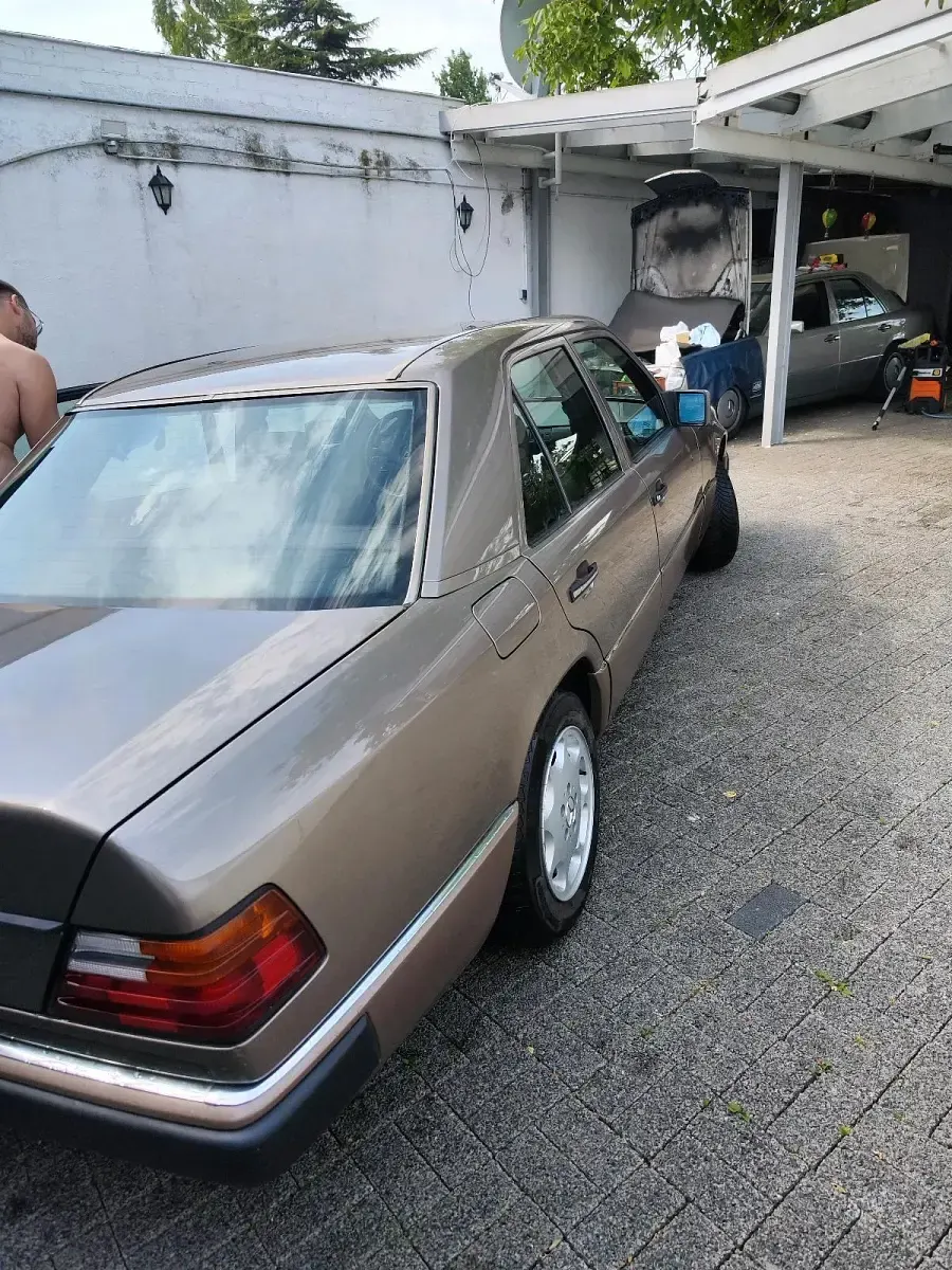 Gebraucht Mercedes E230 132 PS (97 kW) 1992 Braun Limousine