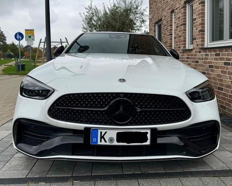 Weiß Gebraucht 2022 Mercedes C300e AMG line Limousine | 41.390 € (Etwas zu teuer) - Bild 1/4