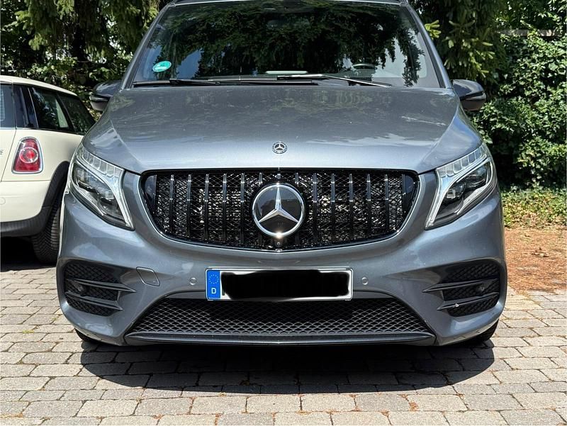 Grau Gebraucht 2019 Mercedes V250 Avantgarde Edition Van / Kleinbus | 42.999 € (Superpreis) - Bild 1/4
