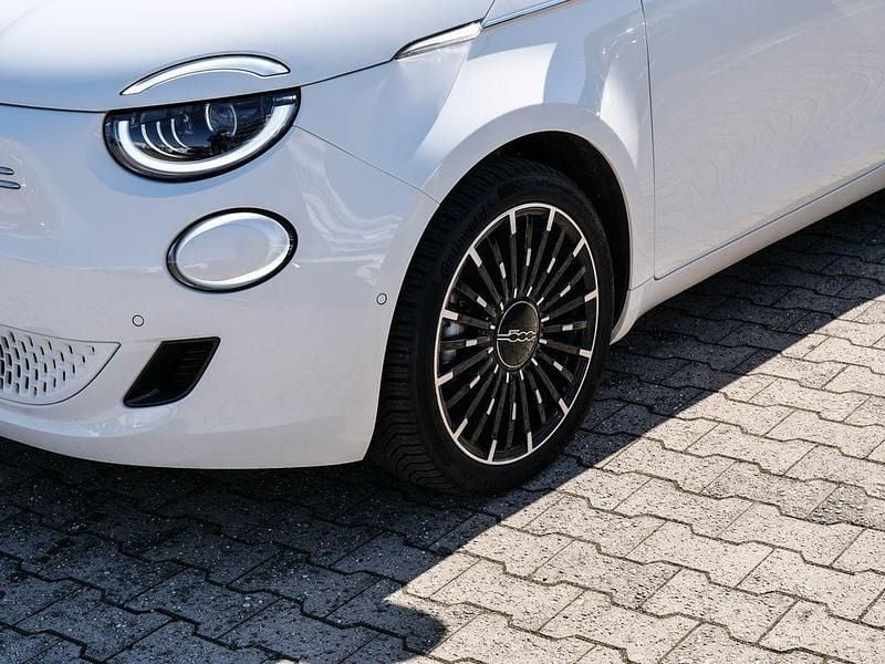 Gebraucht Fiat 500e La Prima 86 kW (118 PS) 2023 Bianco bianco/ bossa nova/calco/idealist Kleinwagen