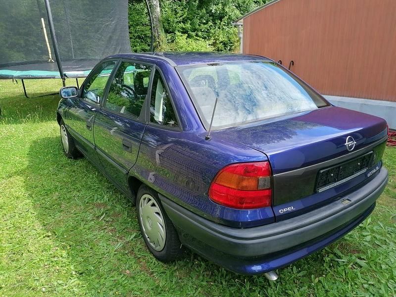 Second-hand Opel Astra 75 CP (55 kW) 1996 Albastru Berlinǎ