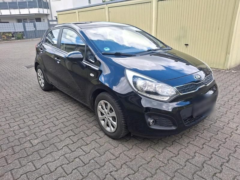 Second-hand Kia Rio 75 CP (55 kW) 2014 Negru Berlinǎ