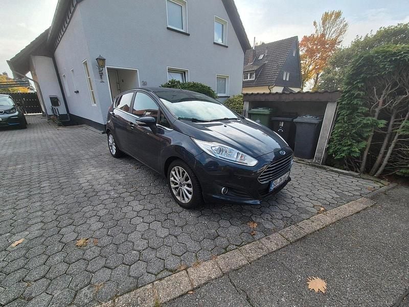 Blau Gebraucht 2017 Ford Fiesta Titanium Kleinwagen | 7.100 € (Guter Preis) - Bild 1/4