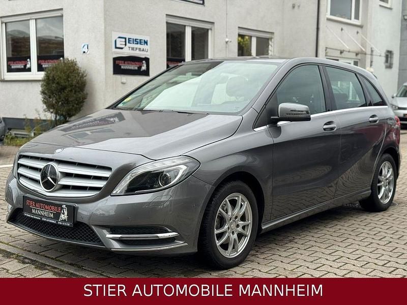 Grau Gebraucht 2014 Mercedes 180 Limousine | 12.450 € (Superpreis) - Bild 1/4