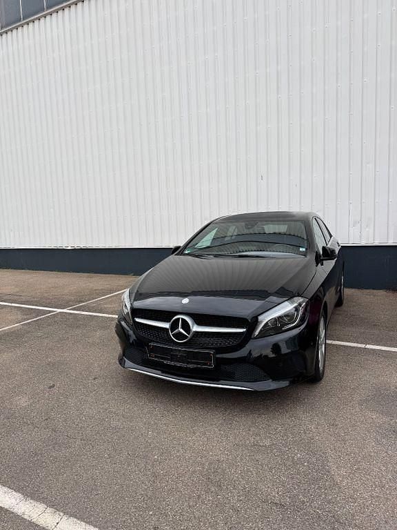 Schwarz Gebraucht 2016 Mercedes A200 Limousine | 14.790 € (Fairer Preis) - Bild 1/4