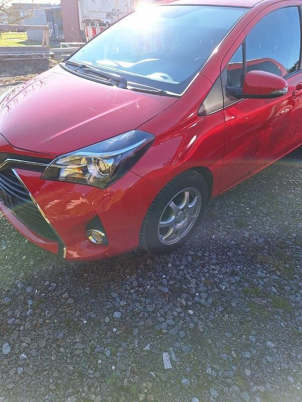 Gebraucht Toyota Yaris Comfort 99 PS (72 kW) 2015 Rot Kleinwagen