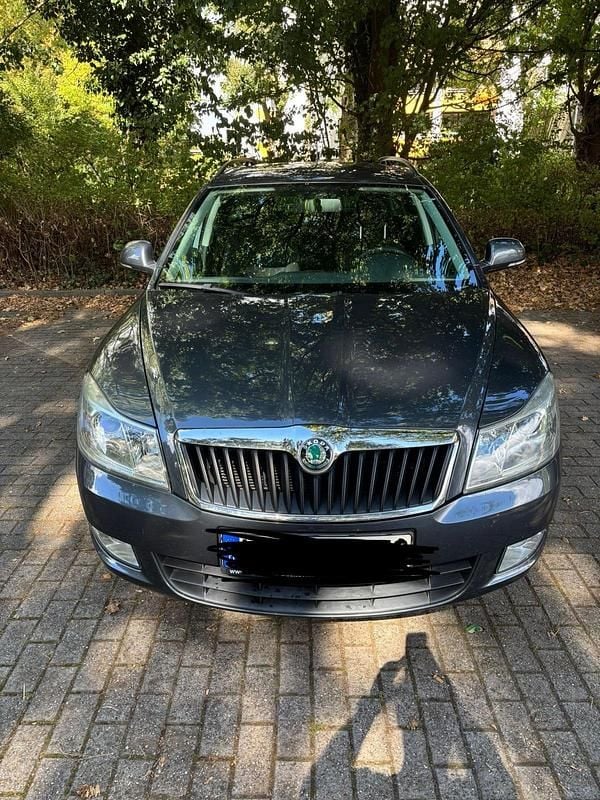 Grau Gebraucht 2012 Skoda Octavia Kombi | 6.950 € (Guter Preis) - Bild 1/4