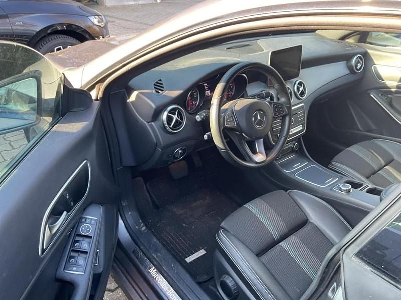 Gebraucht Mercedes CLA200 Shooting Brake Urban 156 PS (114 kW) 2016 Grau Kombi