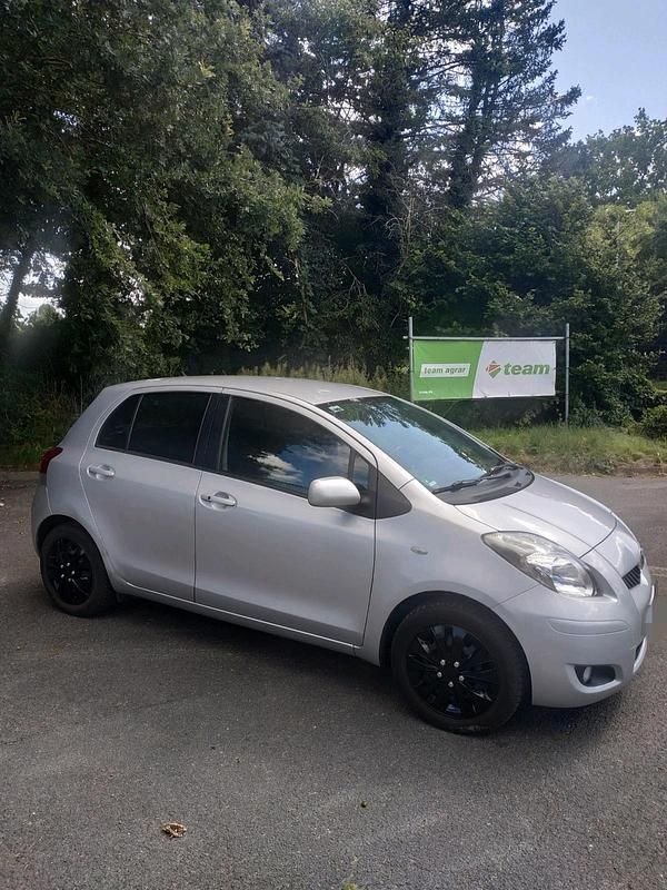 Silber Gebraucht 2011 Toyota Yaris Edition Kleinwagen | 3.850 € (Fairer Preis) - Bild 1/4