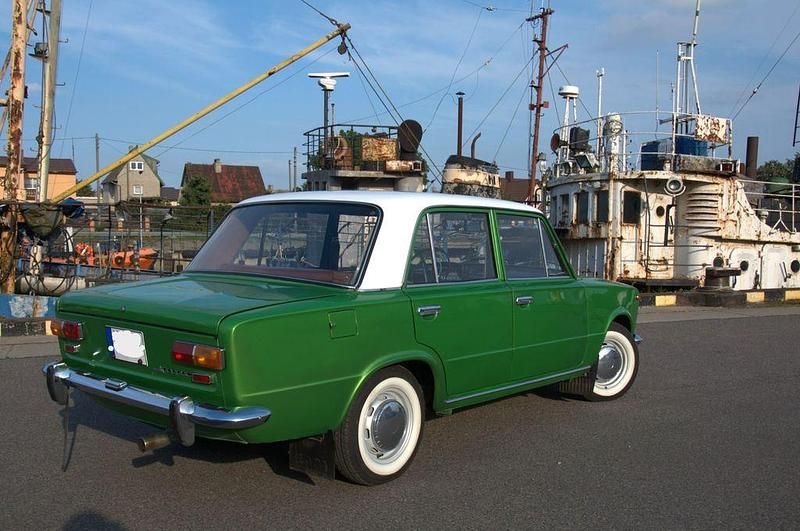 Gebraucht Lada 2110 60 PS (44 kW) 1973 Grün Limousine