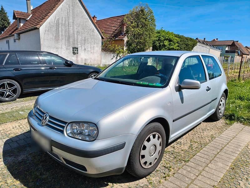 Usata VW Golf IV 101 CV (74 kW) 2000 Argento Berlina