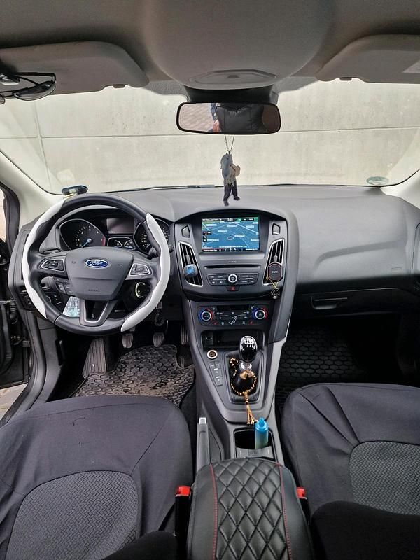 Gebraucht Ford Focus 120 PS (88 kW) 2015 Grau Kombi