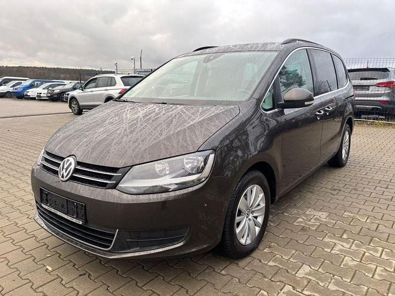 Braun Gebraucht 2017 VW Sharan R Van / Kleinbus | 13.999 € (Superpreis) - Bild 1/4