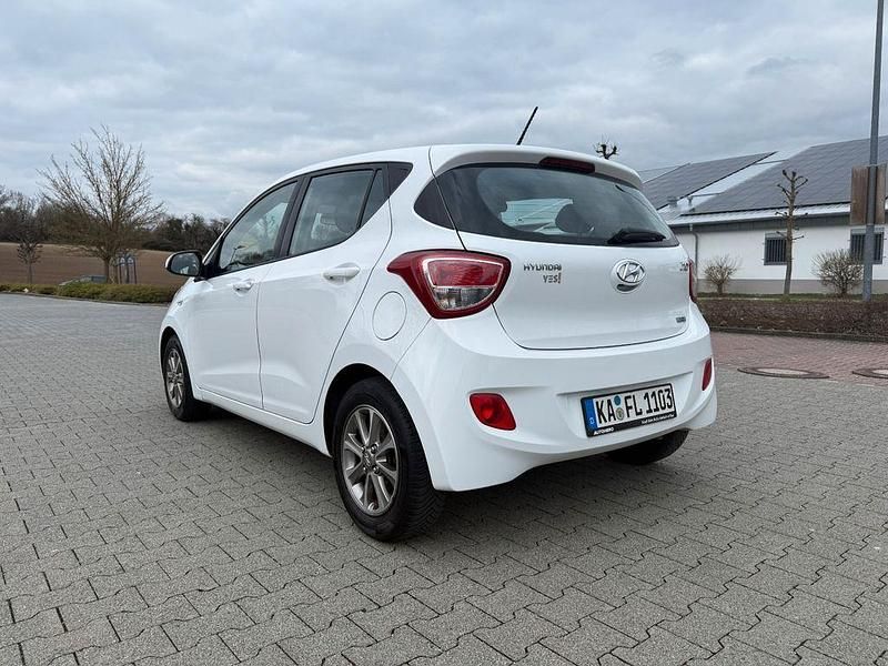Gebraucht Hyundai i10 Edition 87 PS (63 kW) 2015 Weiß Kleinwagen