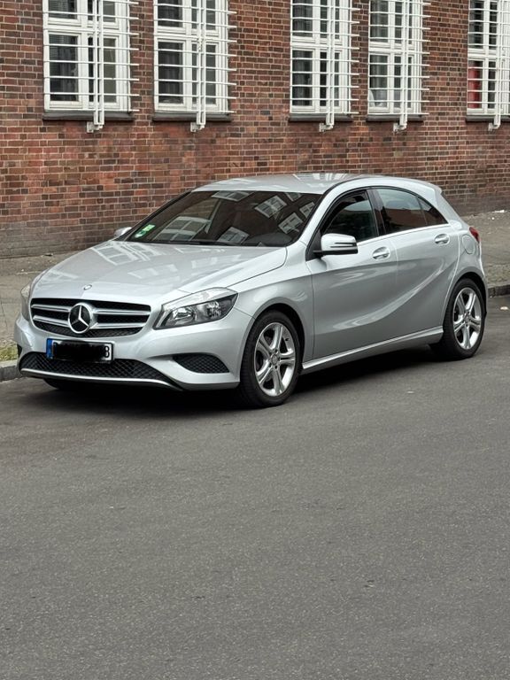Silber Gebraucht 2013 Mercedes A180 Limousine | 15.200 € (Fairer Preis) - Bild 1/4