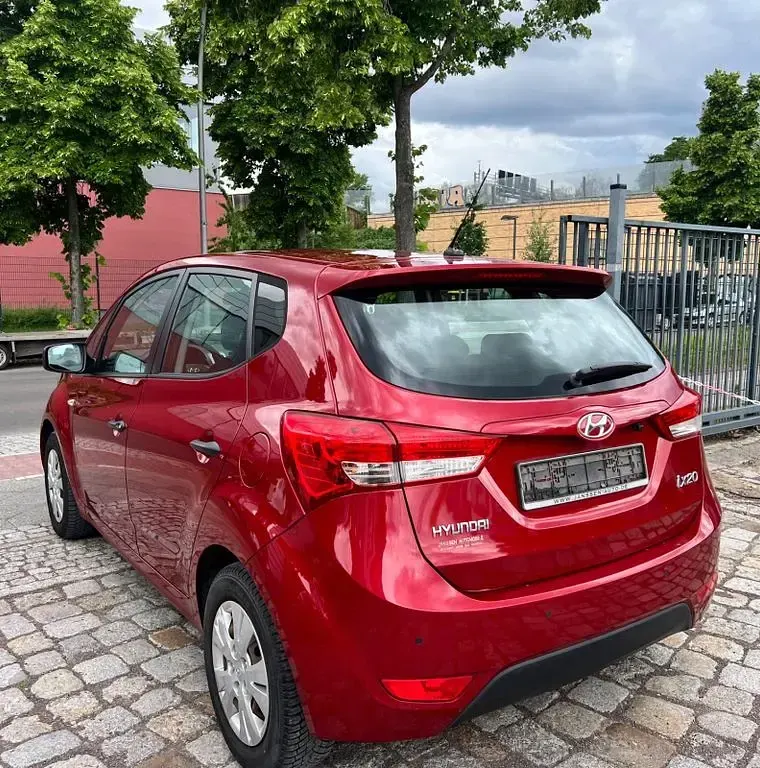 Gebraucht Hyundai ix20 90 PS (66 kW) 2011 Rot Kleinwagen