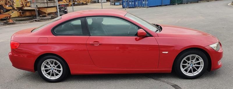 Gebraucht BMW 318 143 PS (105 kW) 2011 Rot Coupé