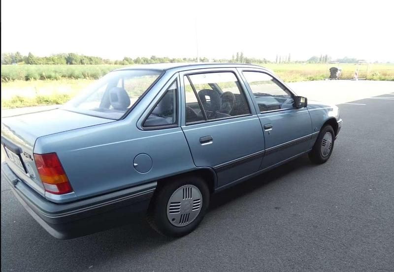 Blau Gebraucht 1991 Opel Kadett Limousine | 2.450 € - Bild 1/4