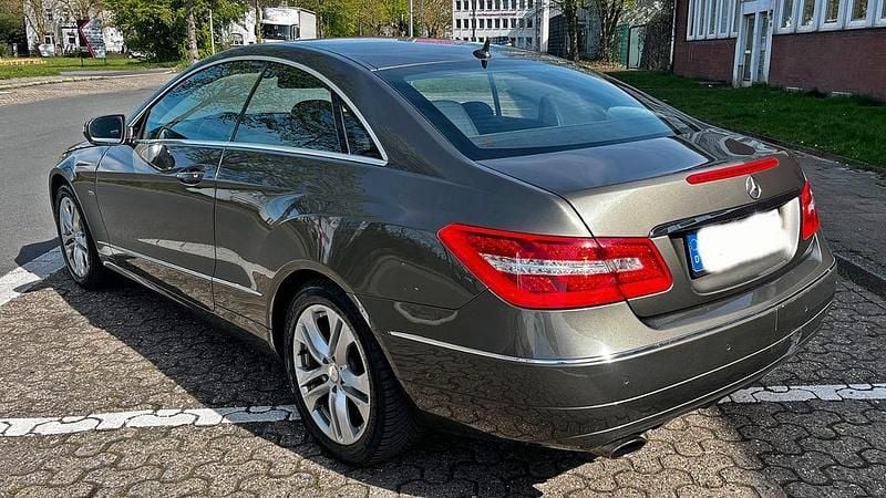 Gebraucht Mercedes E250 204 PS (150 kW) 2009 Grau Coupé