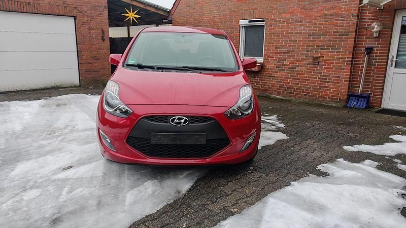 Gebraucht Hyundai ix20 90 PS (66 kW) 2017 Rot Kleinwagen