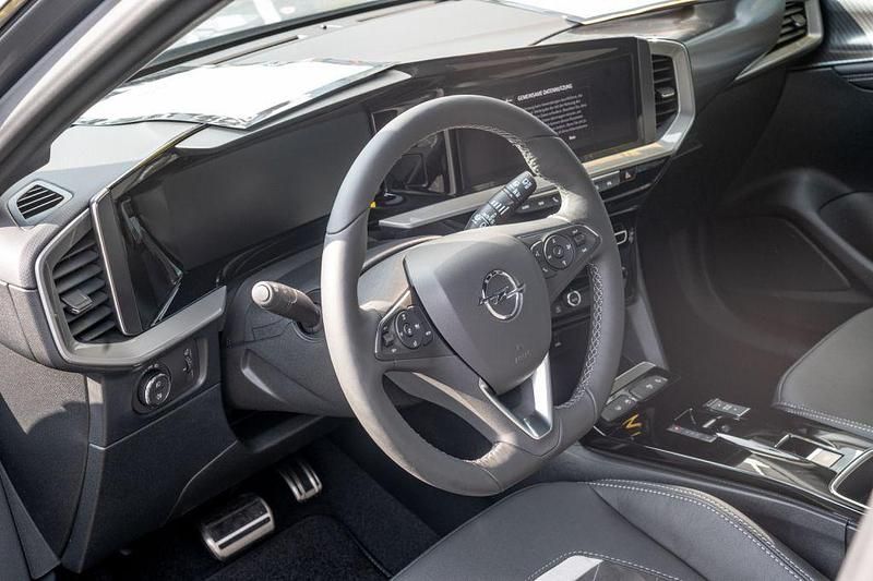 Gebraucht Opel Mokka-e Ultimate 100 kW (136 PS) 2023 Kontrast grau metallic SUV