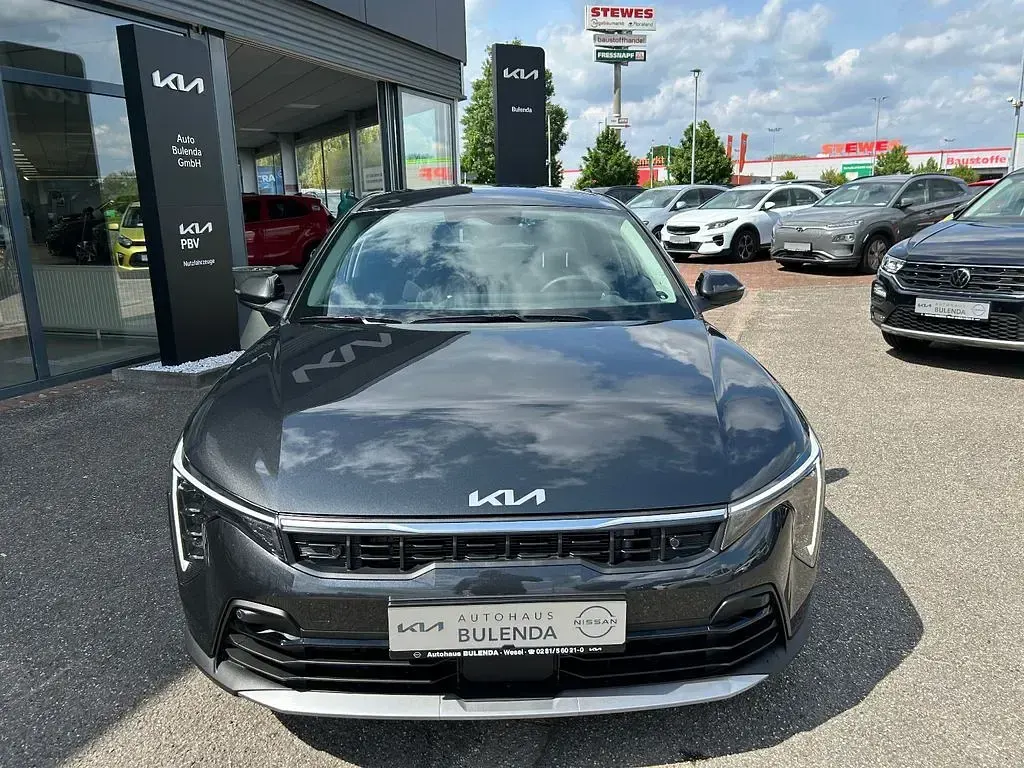 Neu Kia K4 Comfort 150 PS (110 kW) 2026 Grau Limousine