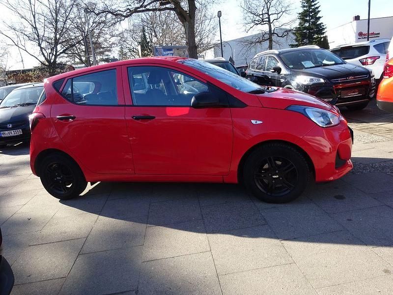 Gebraucht Hyundai i10 Pure 67 PS (49 kW) 2018 Rot Kleinwagen
