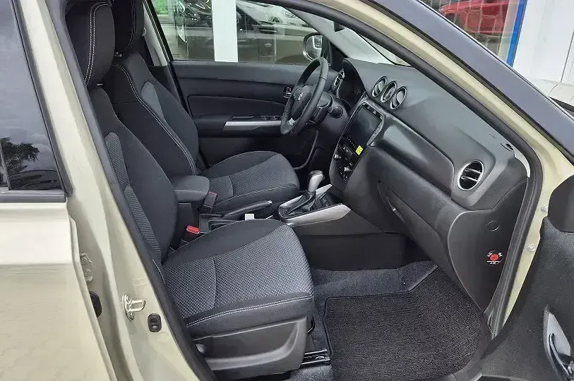 Gebraucht Suzuki Vitara Comfort 110 PS (80 kW) 2025 Savannah ivory / cosmic black SUV