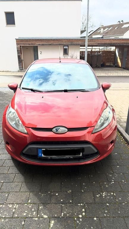 Gebraucht Ford Fiesta Ambiente 60 PS (44 kW) 2009 Rot Kleinwagen