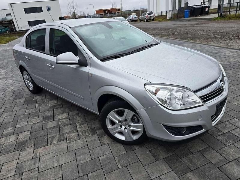 Gebraucht Opel Astra Edition 116 PS (85 kW) 2010 Argon silber/ice silver (m2) Kleinwagen