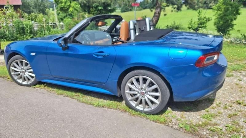 Blau Gebraucht 2018 Fiat 124 Spider Lusso Cabrio | 19.400 € (Fairer Preis) - Bild 1/4