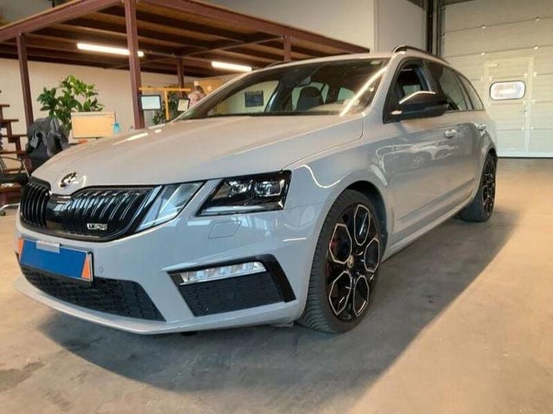 Grau Gebraucht 2020 Skoda Octavia RS Kombi | 26.490 € (Superpreis) - Bild 1/4
