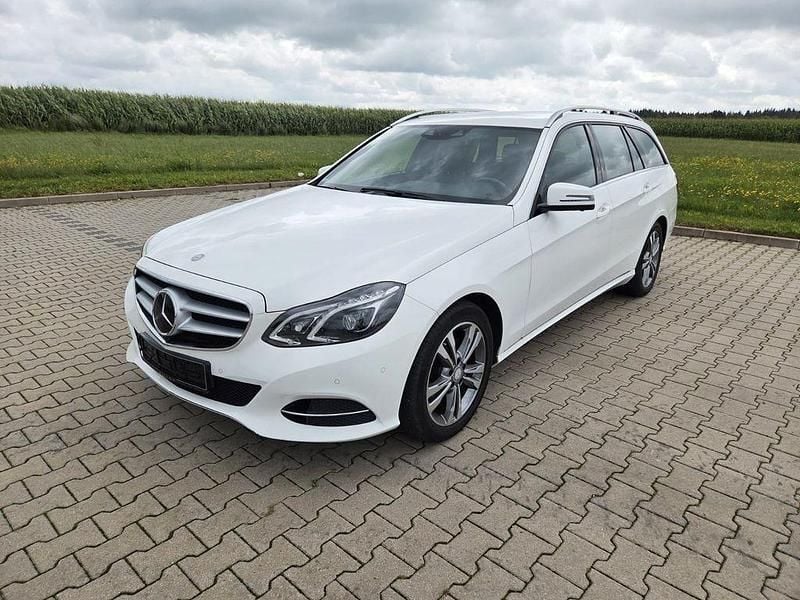 Weiß Gebraucht 2016 Mercedes E200 Avantgarde Kombi | 16.900 € (Fairer Preis) - Bild 1/4