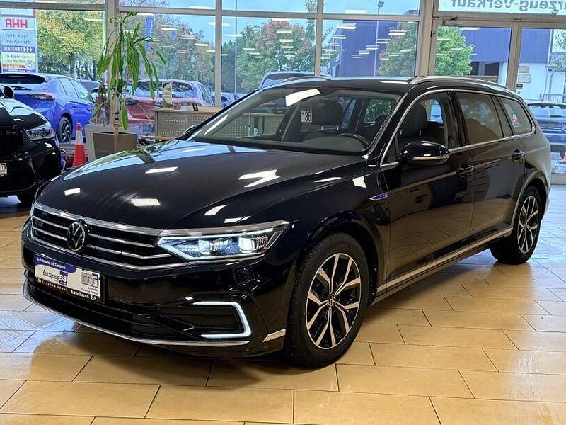 Schwarz deep black perleffekt (metallic) Gebraucht 2021 VW Passat GTE Kombi | 22.400 € (Guter Preis) - Bild 1/4
