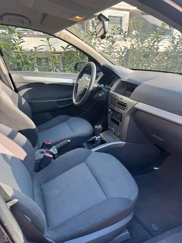 Second-hand Opel Astra 90 CP (66 kW) 2006 Negru Hatchback