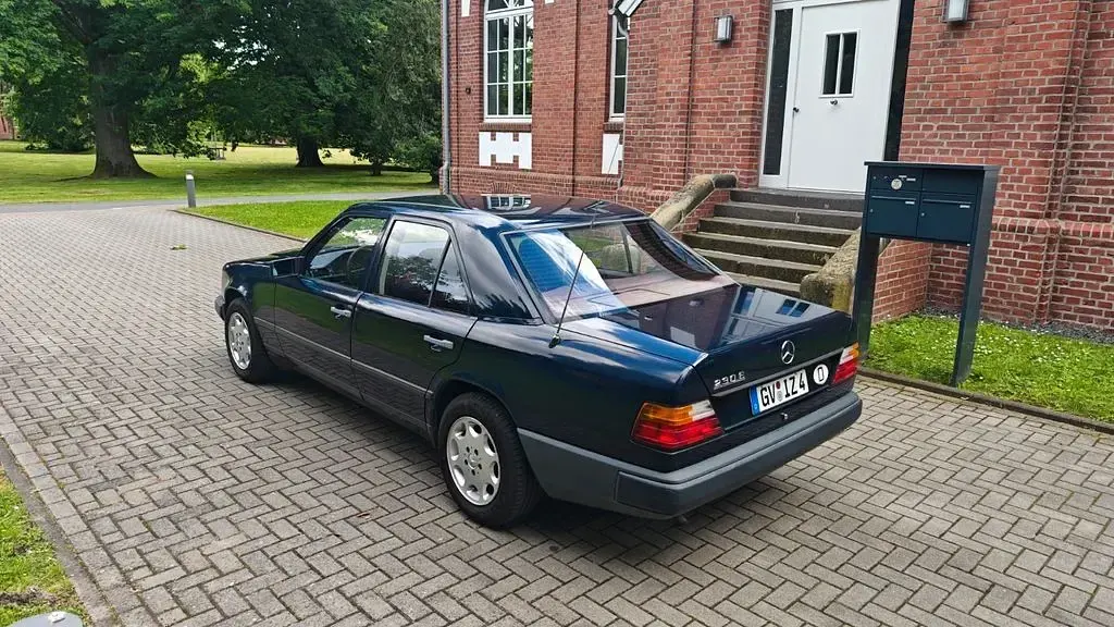 Gebraucht Mercedes E230 132 PS (97 kW) 1989 Blau Limousine