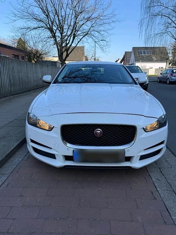 Gebraucht Jaguar XE 180 PS (132 kW) 2016 Weiß Limousine
