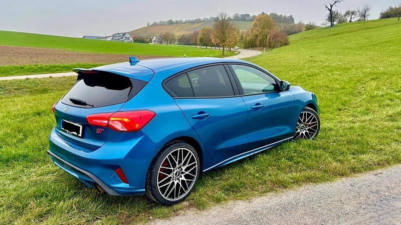 Blau Gebraucht 2020 Ford Focus ST Kleinwagen | 24.800 € (Fairer Preis) - Bild 1/4