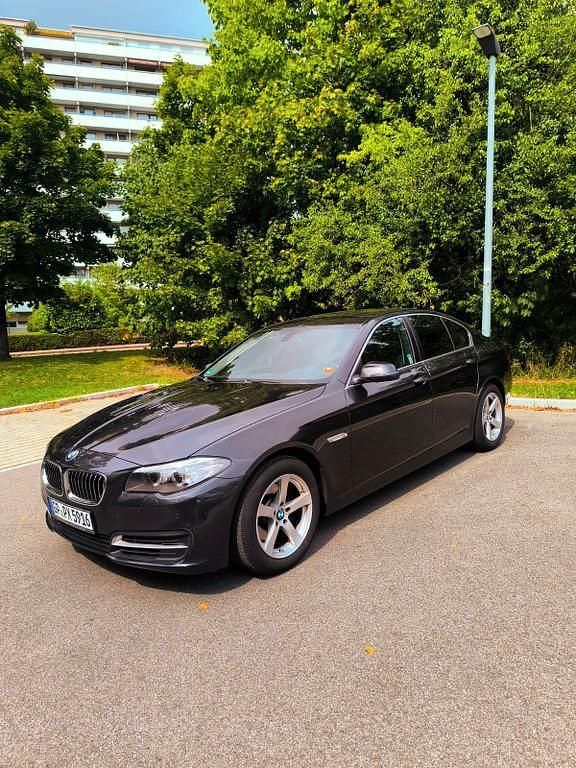 Grau Gebraucht 2016 BMW 520 Efficient Dynamics Limousine | 15.500 € (Fairer Preis) - Bild 1/4