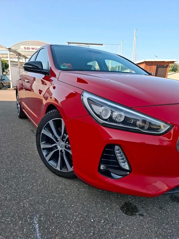 Rot Gebraucht 2017 Hyundai i30 Kleinwagen | 12.250 € (Fairer Preis) - Bild 1/4