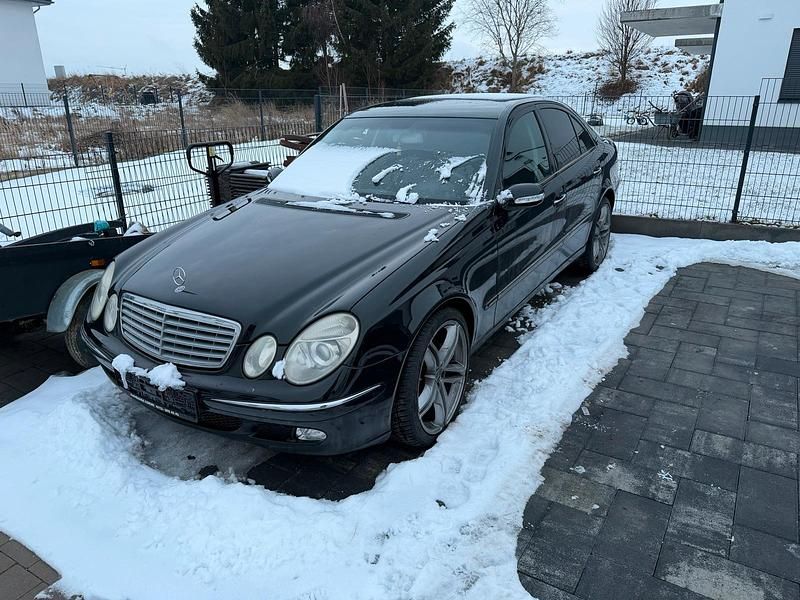 Schwarz Gebraucht 2003 Mercedes E220 Limousine | 4.100 € - Bild 1/4