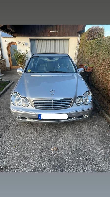 Silber Gebraucht 2003 Mercedes C220 Limousine | 2.550 € - Bild 1/4
