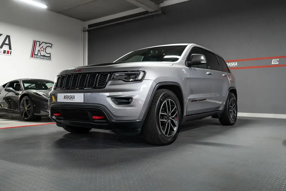 Gebraucht Jeep Grand Cherokee Trailhawk 250 PS (183 kW) 2019 Billet silver metallic clear coat SUV