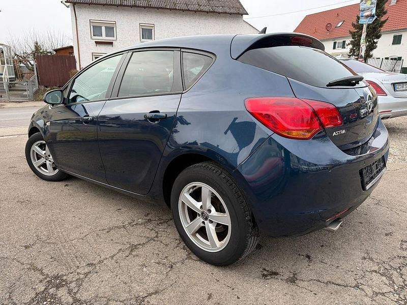 Gebraucht Opel Astra Design Edition 140 PS (102 kW) 2012 Blau Limousine