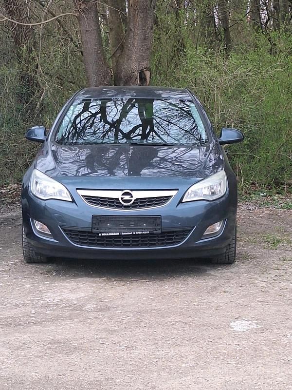 Second-hand Opel Astra 101 CP (74 kW) 2010 Albastru Berlinǎ