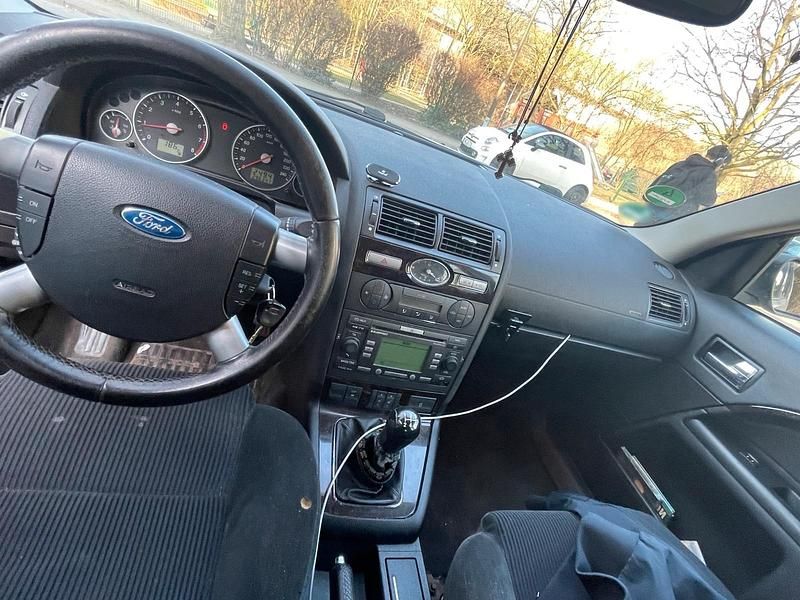 Gebraucht Ford Mondeo Ghia 125 PS (91 kW) 2007 Silber Limousine