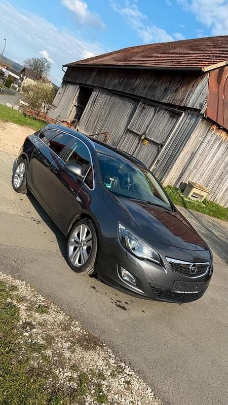 Gebraucht Opel Astra 140 PS (102 kW) 2011 Grau Kombi